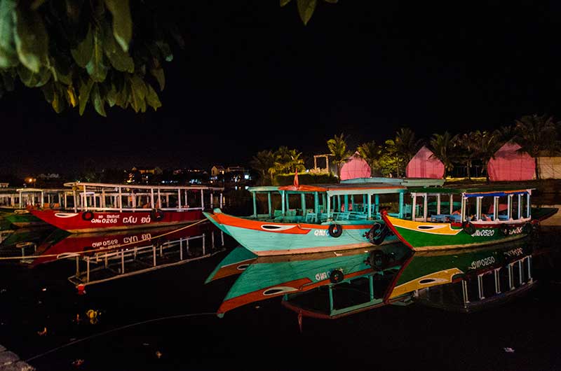 345 - Vietnam - Hoi An - imagen nocturna - barcos